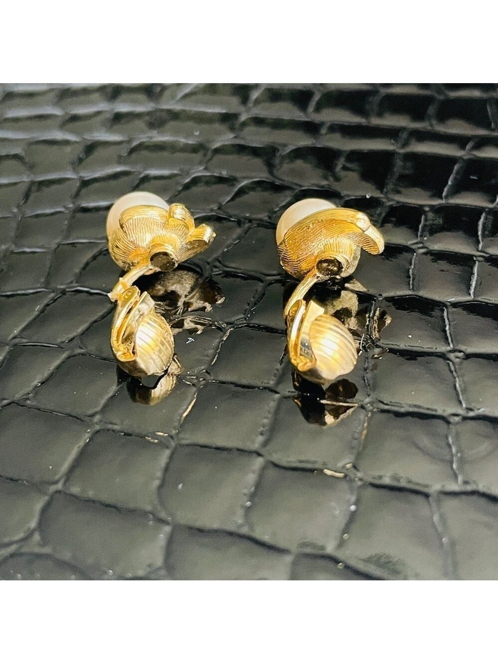 Vintage RICHELIEU Dainty Faux Pearl Gold Tone Swirl Clip On Retro Earrin… - Picture 7 of 15